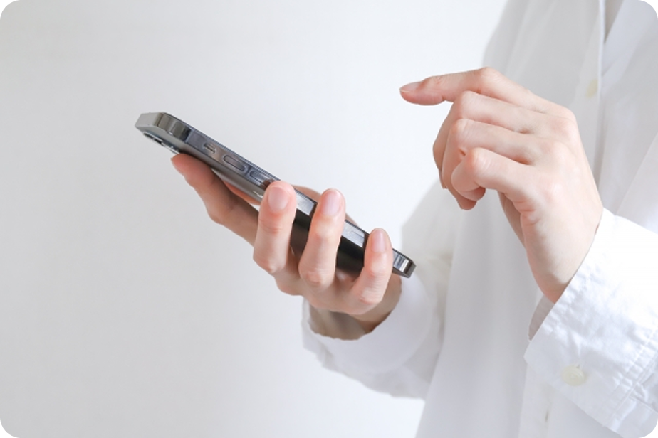 スマホを操作する様子